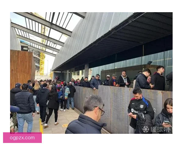 世体曝巴萨确认仓库存放30万件无耐克标识球衣引发关注